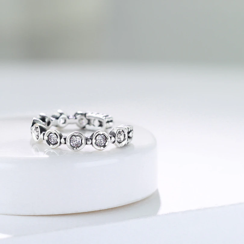 Earcuff met ronde steentjes
