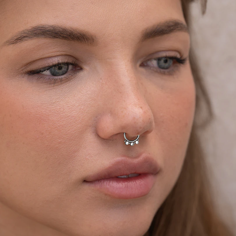 Fake septumring met drie steentjes en kleine kraaltjes