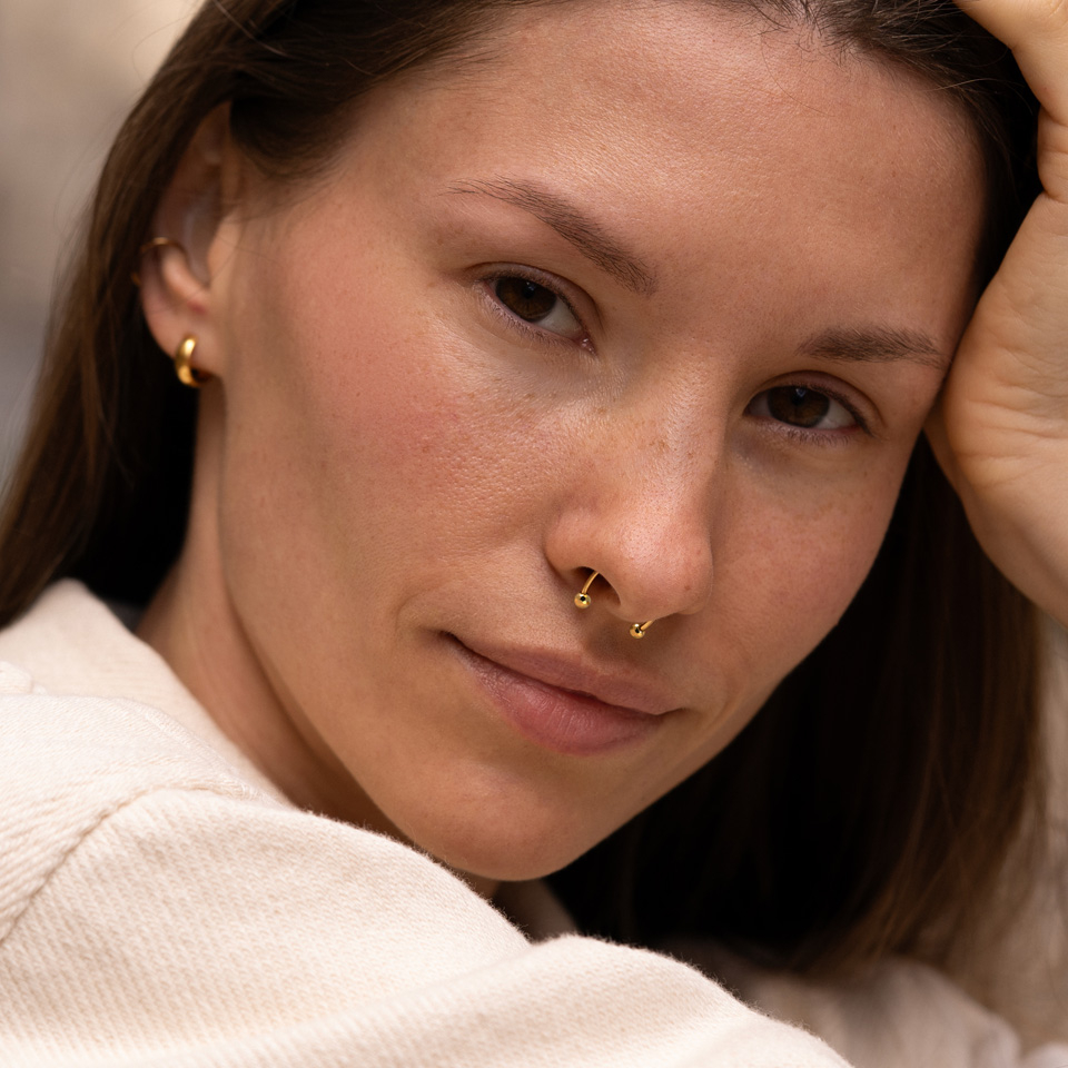 Hoefijzer van titanium met facet balletjes