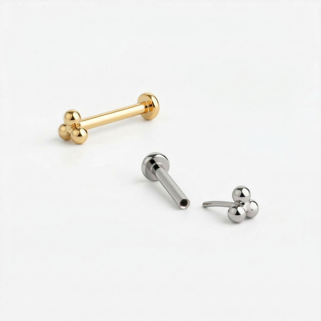 Push-in labret van titanium met driehoekig balletjes design