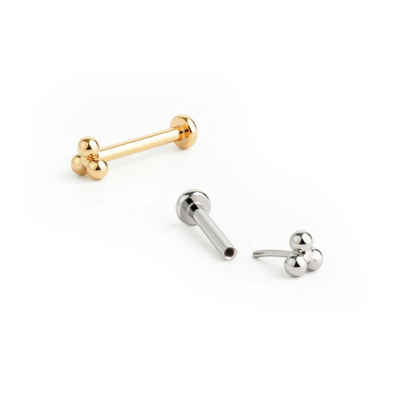 Push-in labret van titanium met driehoekig balletjes design