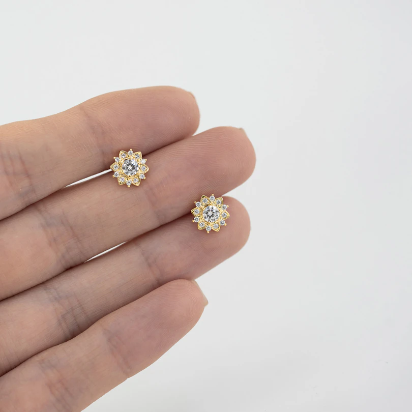 Labret met steenbezette lotusbloem en inwendig schroefdraad