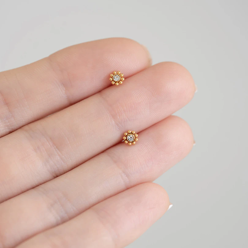 Labret met kleine balletjes en interne schroefdraad