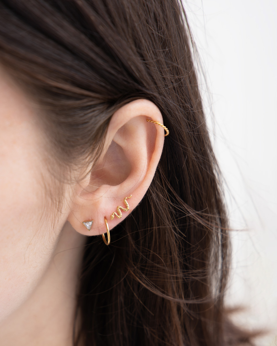 Titanium labret met interne schroefdraad en driehoekig steentje