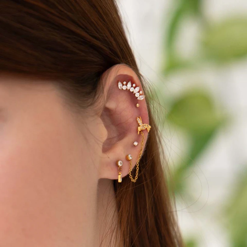 Titanium labret met rondgeslepen steentjes en markies steentjes