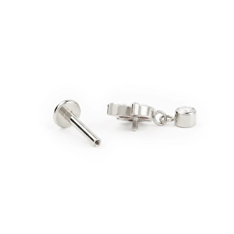 Titanium labret met lotusbloem en hangertje