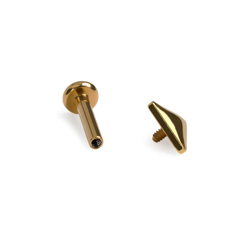 Driehoekvormige titanium labret met intern schroefdraad