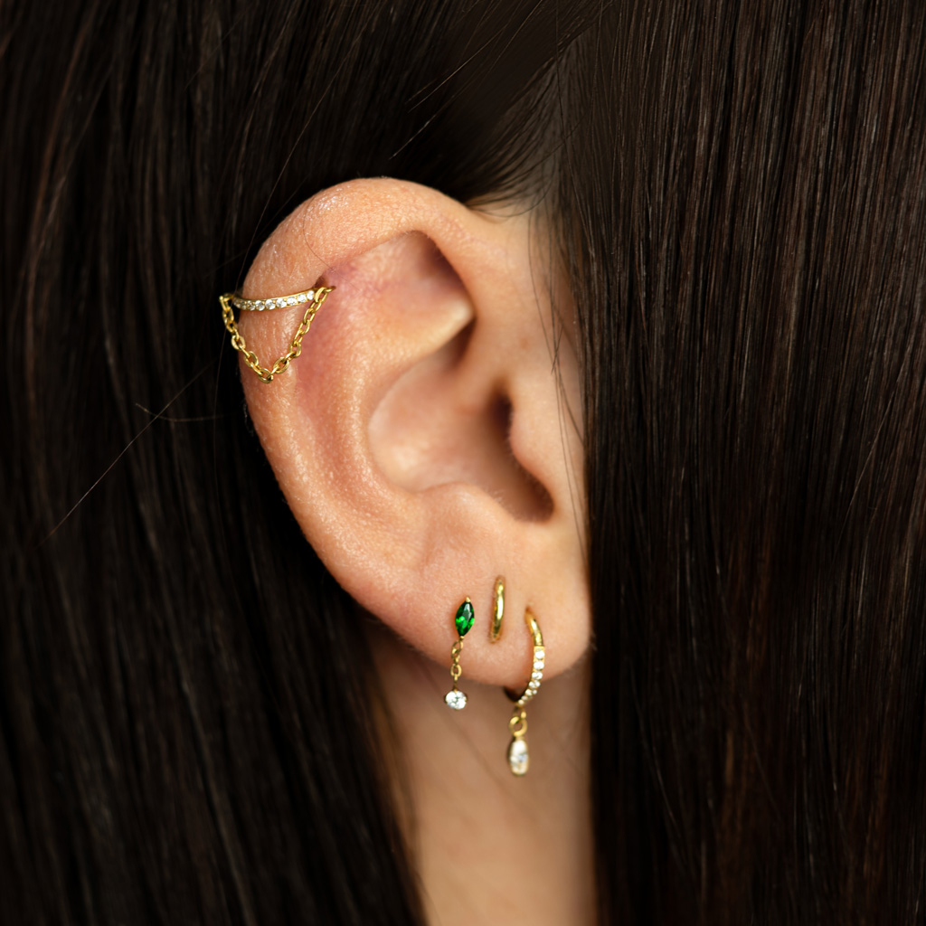 Titanium labret met smaragdkleurige steen en bedeltje