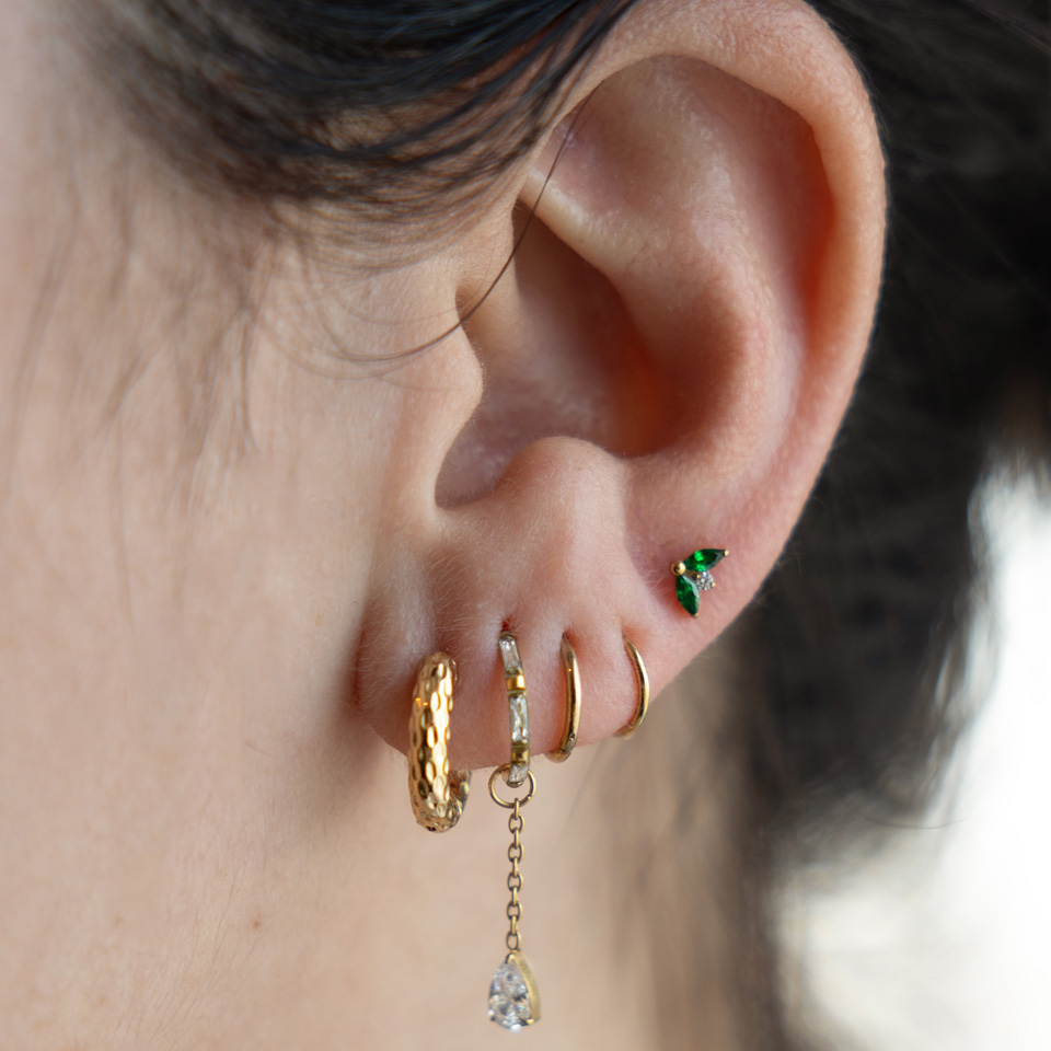 Titanium labret met paar smaragdkleurige stenen