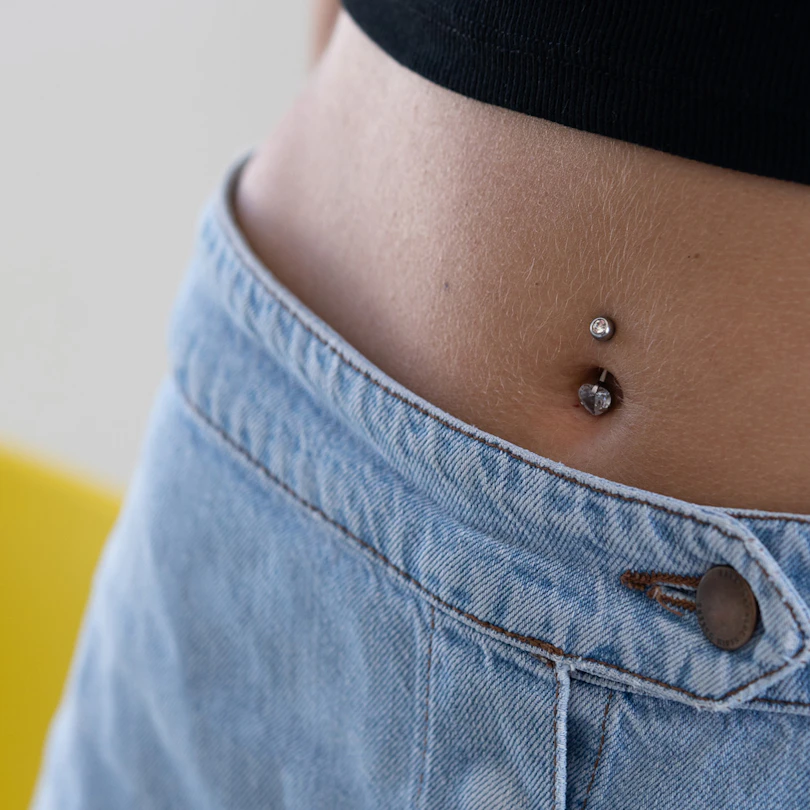 Navelpiercing met een hartvormige steen
