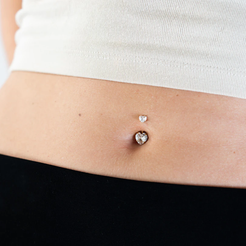 Navelpiercing met hartje en inwendig schroefdraad