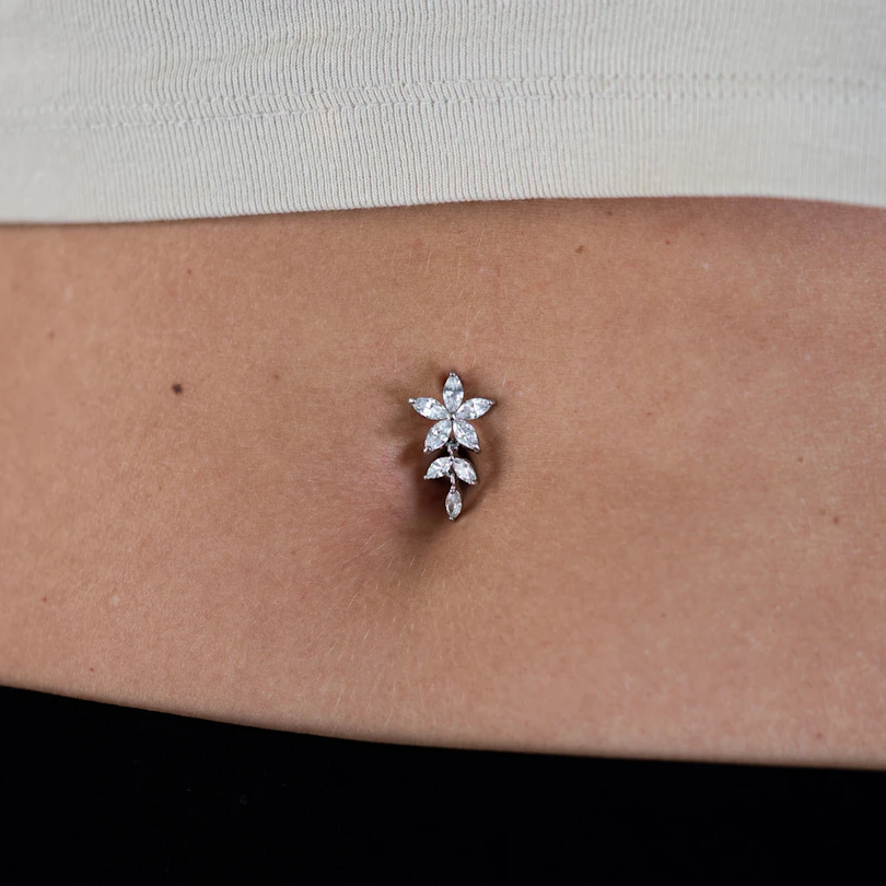 Omgekeerde navelpiercing met bloem van steen