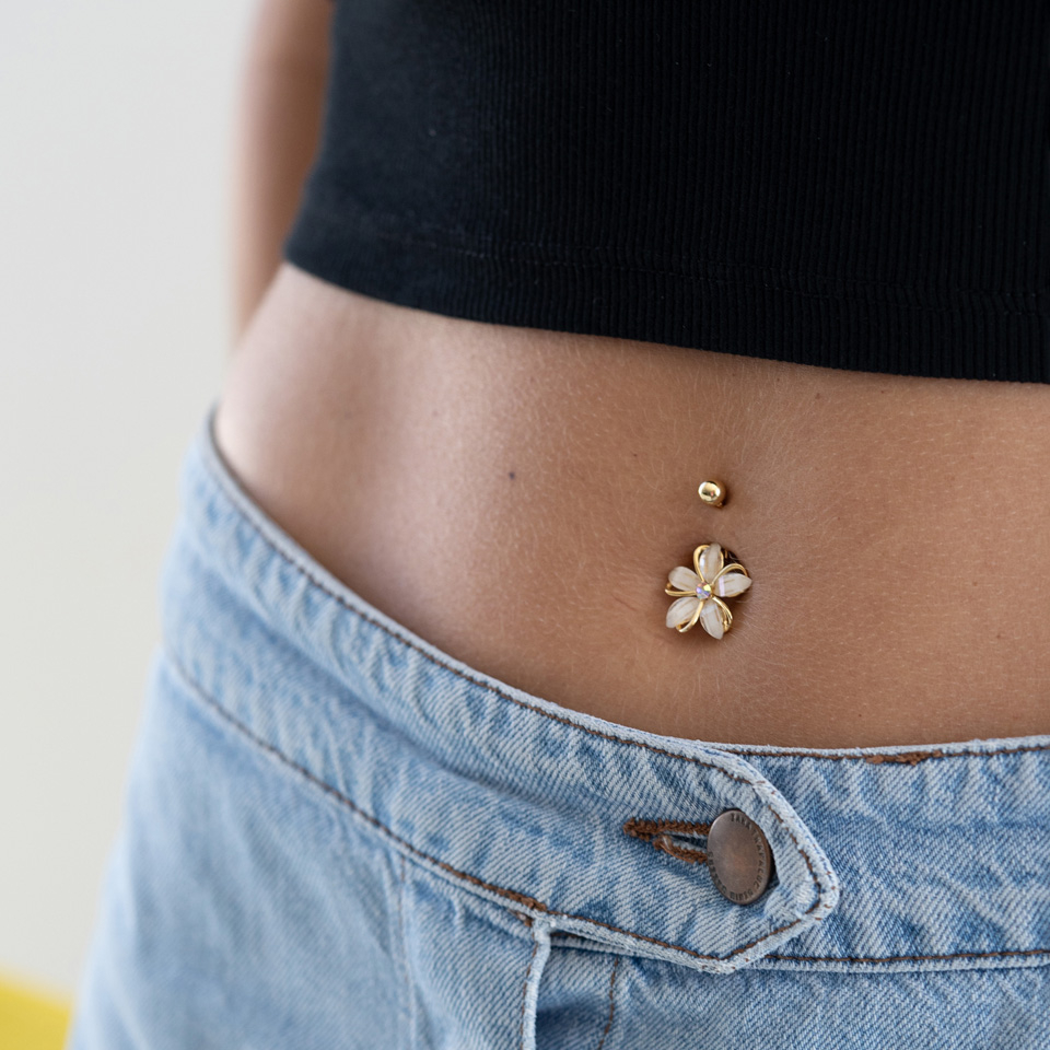 Navelpiercing met bloem