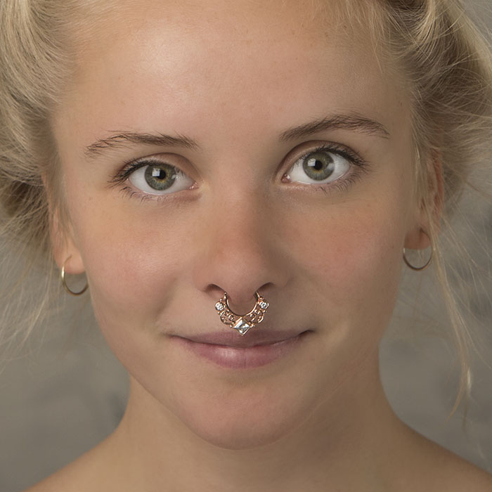 Septumpiercing met versieringen en vierhoekige steentjes