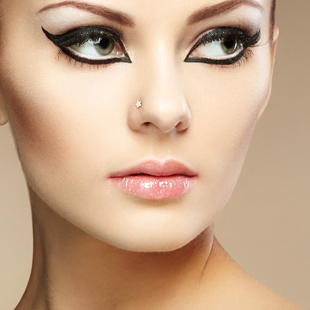 Neuspiercing met verschillende motieven