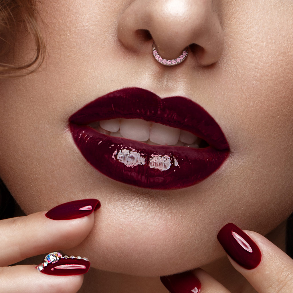 Septumpiercing met steentjes in een halve cirkel