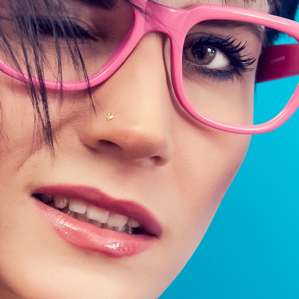 14 karaats gouden neusstaafje met een vlinder