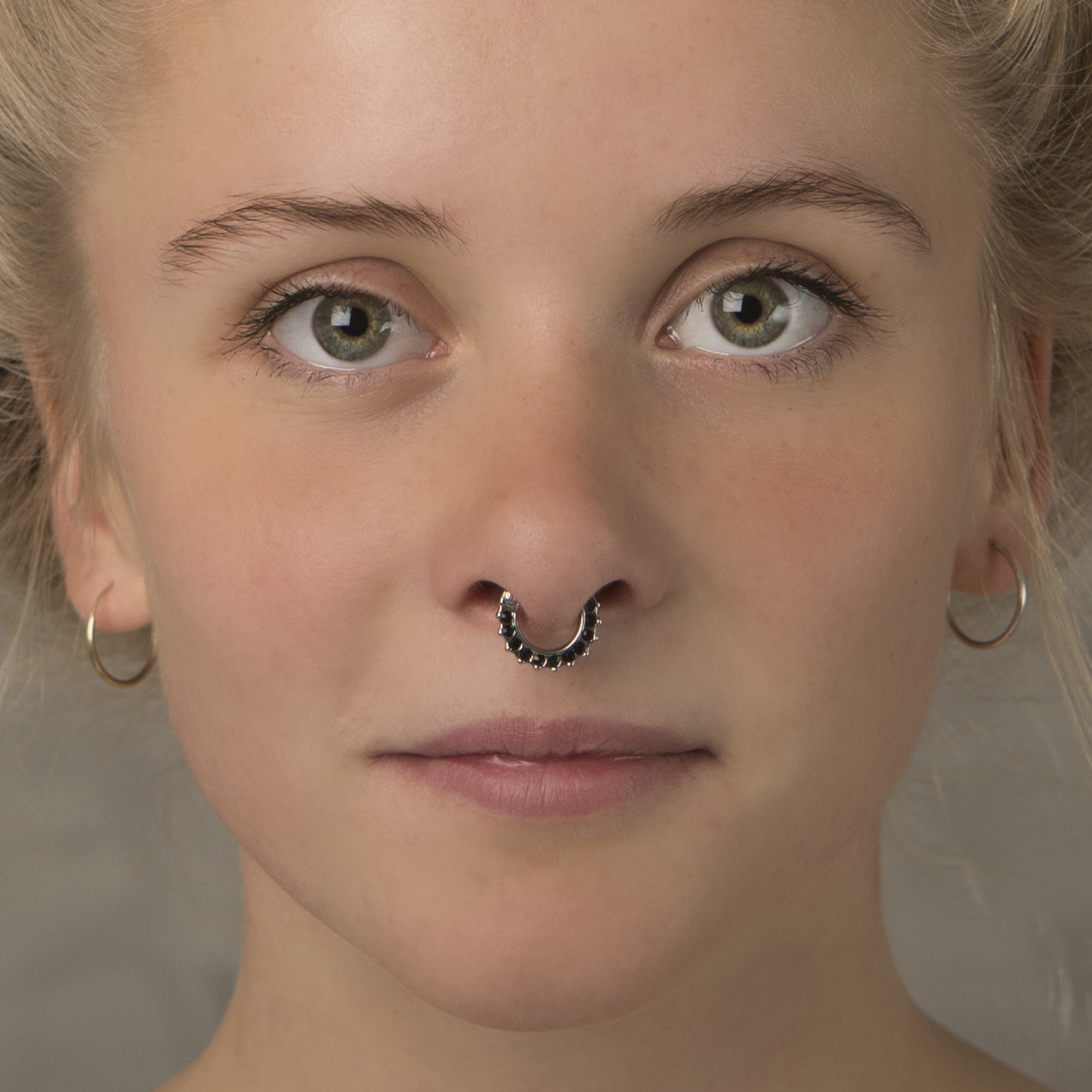 Septumpiercing met steenbezette rand