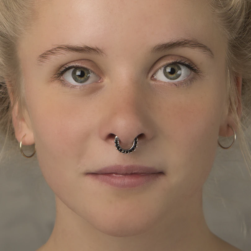 Septumpiercing met steenbezette rand