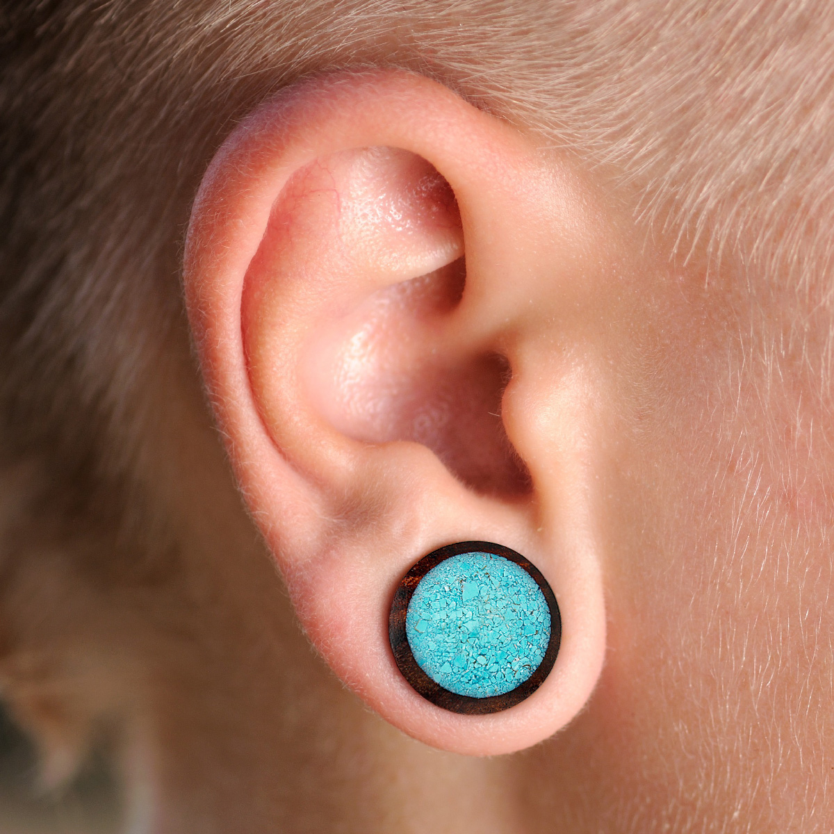 Plug uit hout met een gefragmenteerde turkoois