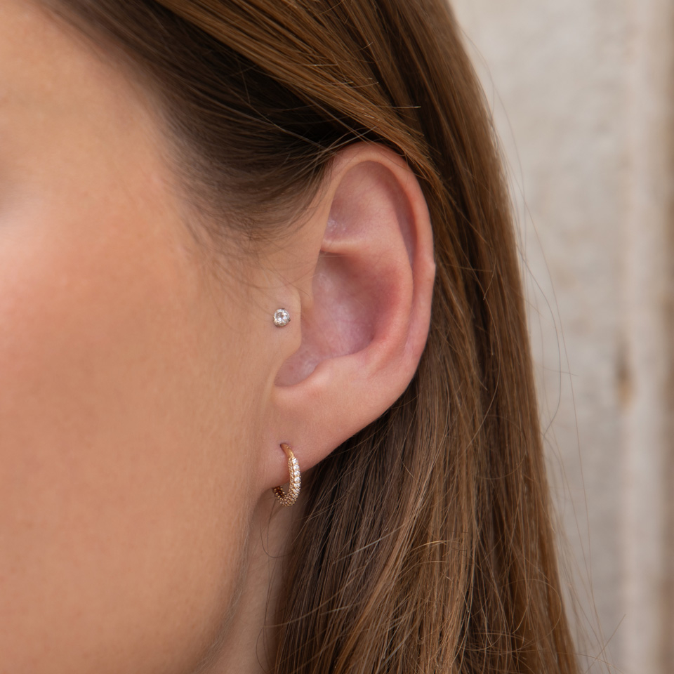 14 karaats gouden ring met geplaveide ronde rand en scharnier