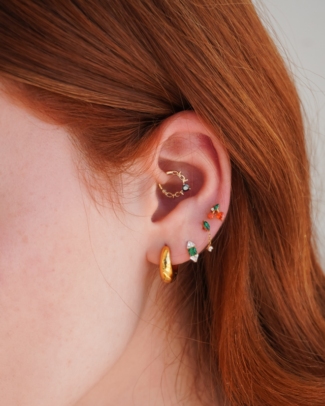 Naar voren gerichte ring met prikkeldraad en hartje