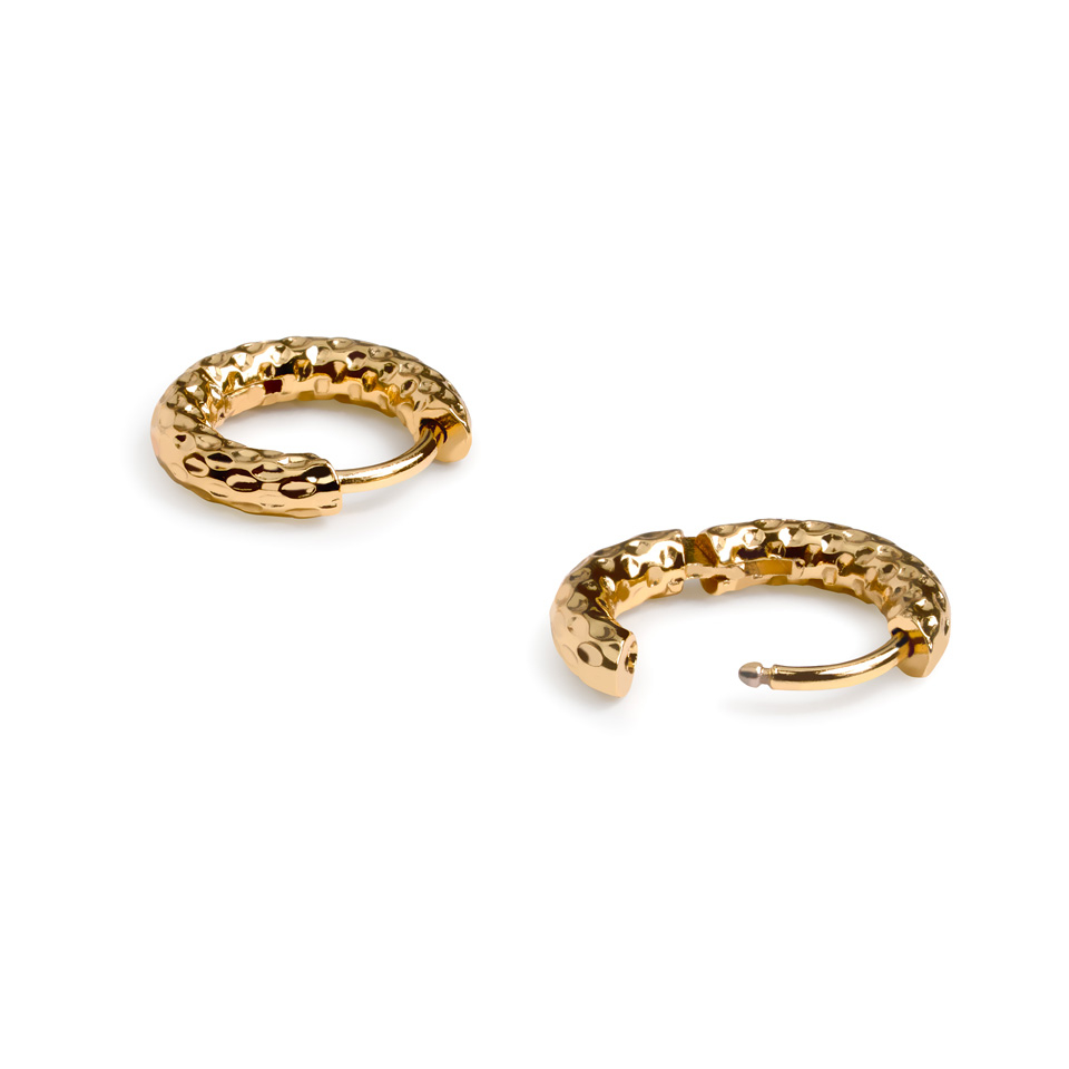 Tweetal gehamerde huggy oorbellen