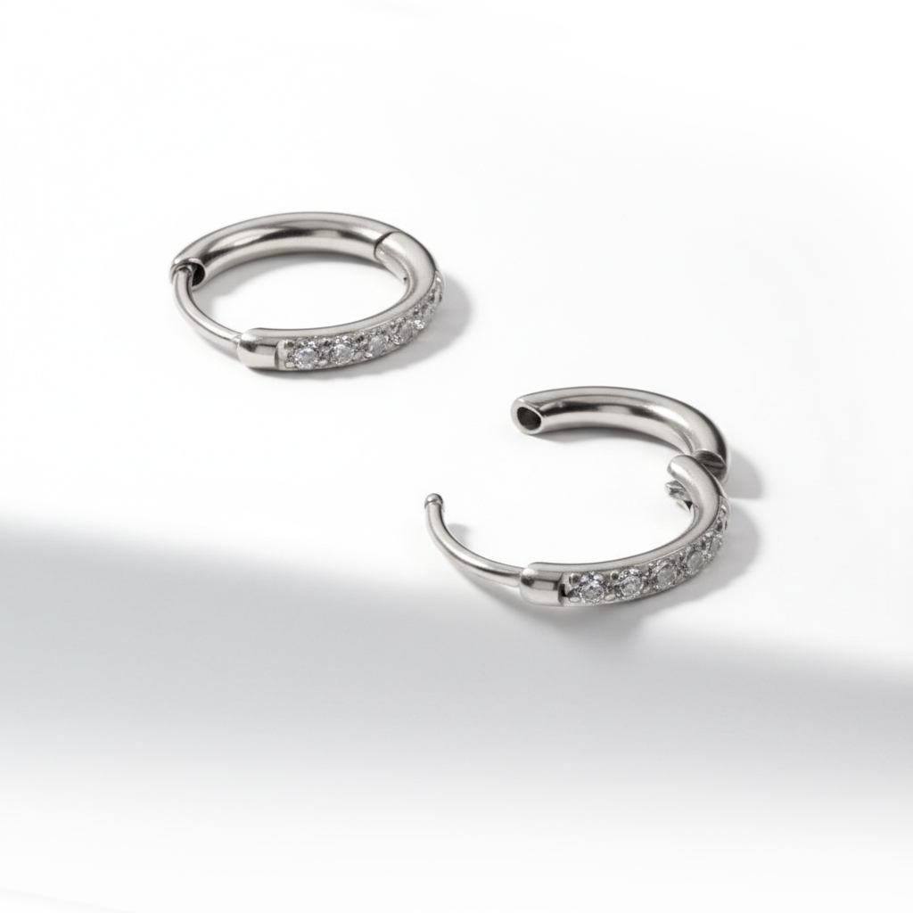 Tweetal huggie ringen van chirurgisch staal met steentjes