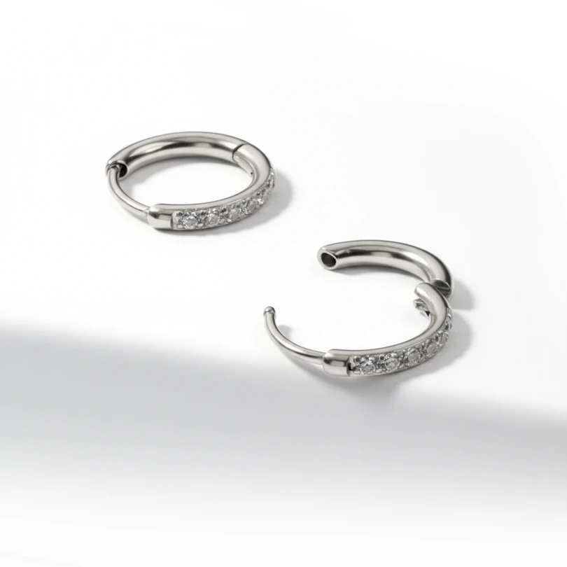 Tweetal huggie ringen van chirurgisch staal met steentjes