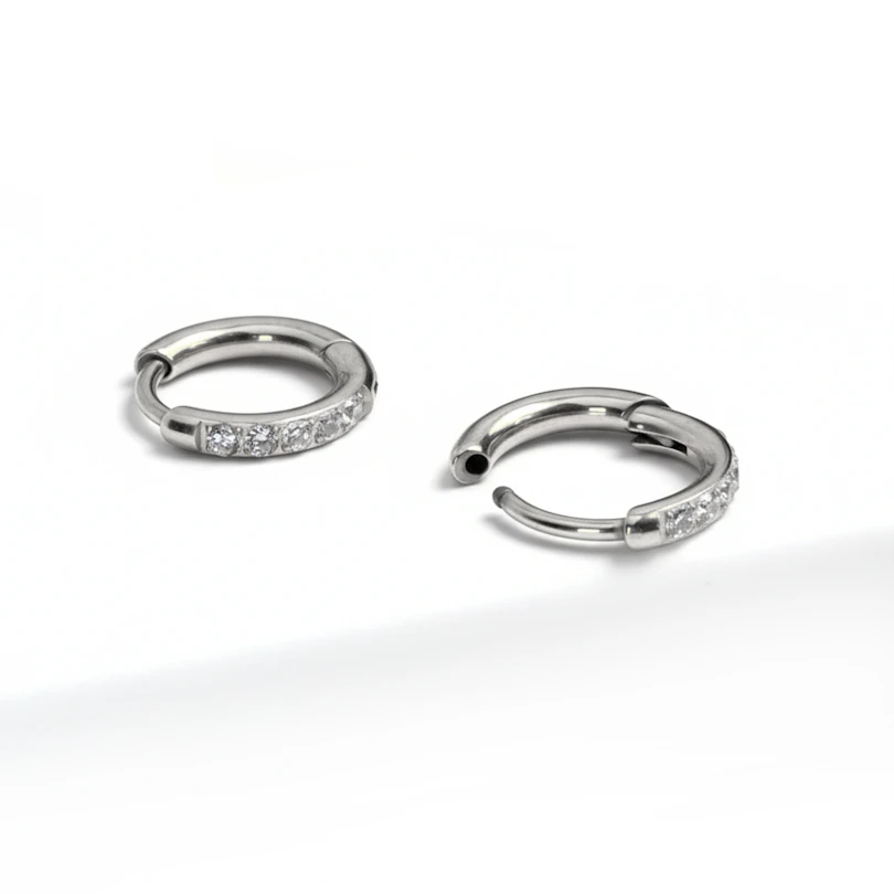 Tweetal titanium huggie ringen met steentjes