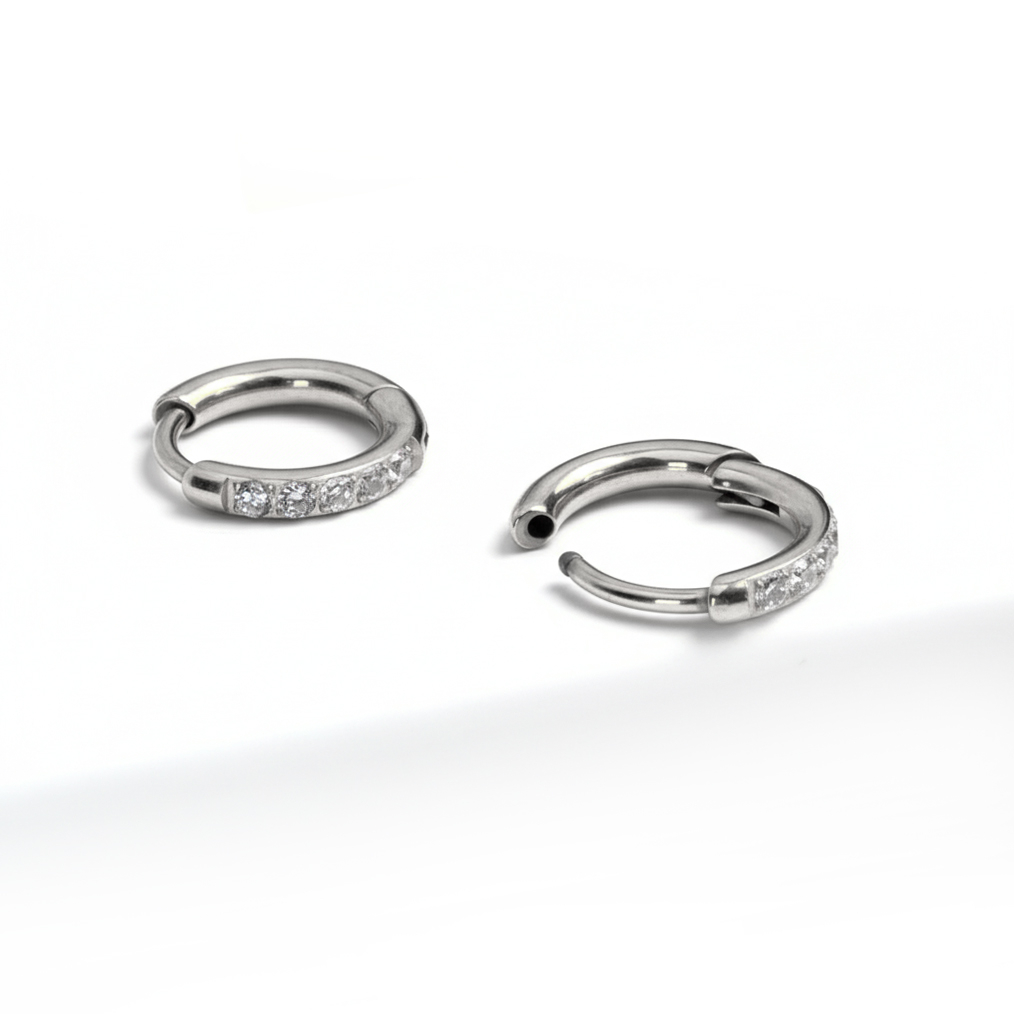 Tweetal titanium huggie ringen met steentjes
