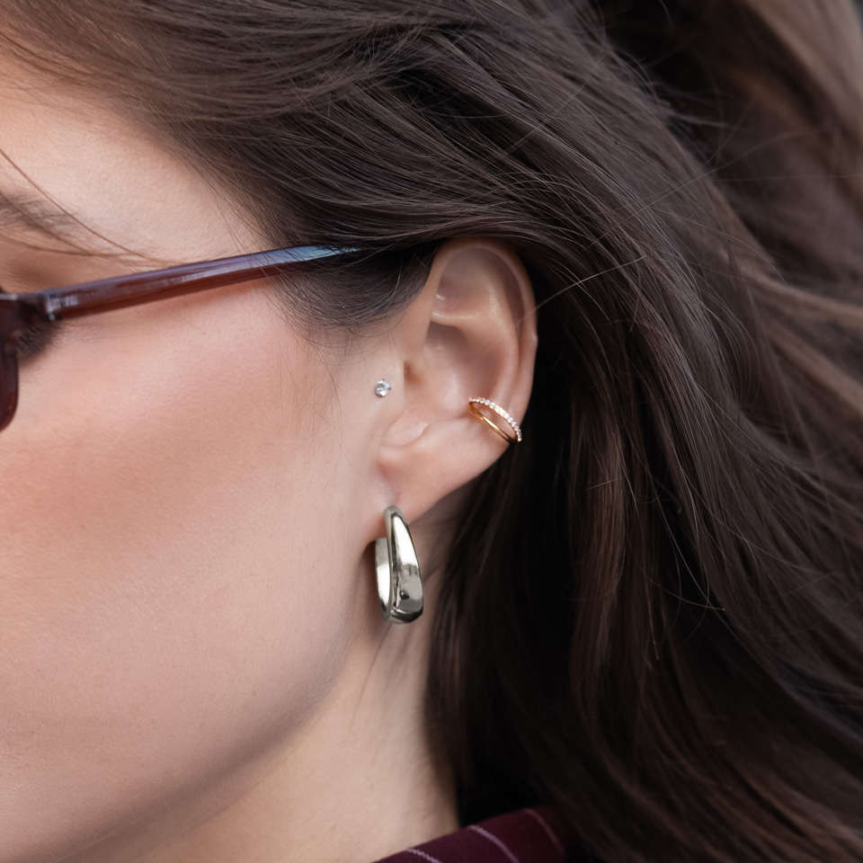 Titanium dubbele ring met steentjes op een band