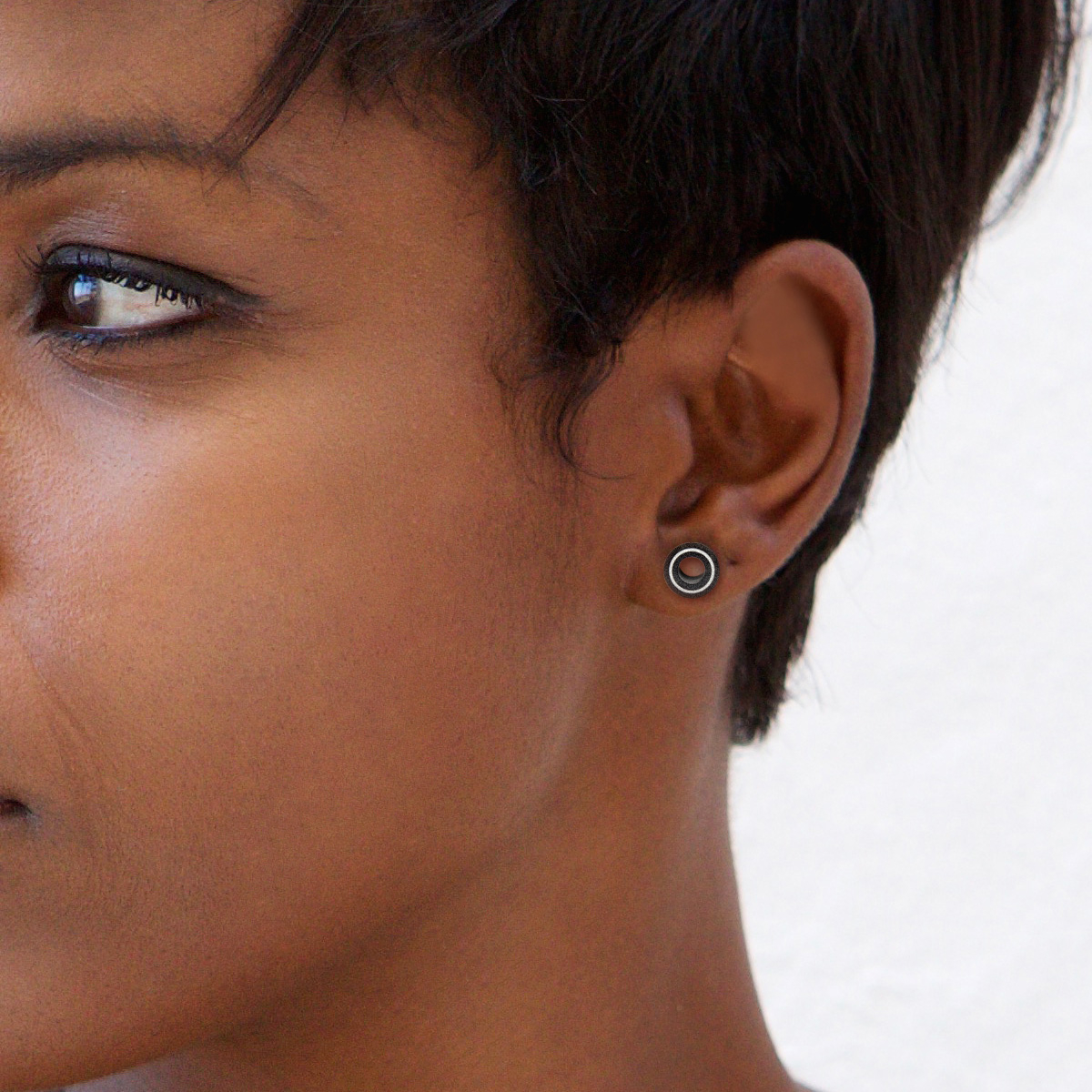 Zwarte tunnel uit hoorn met witte ring