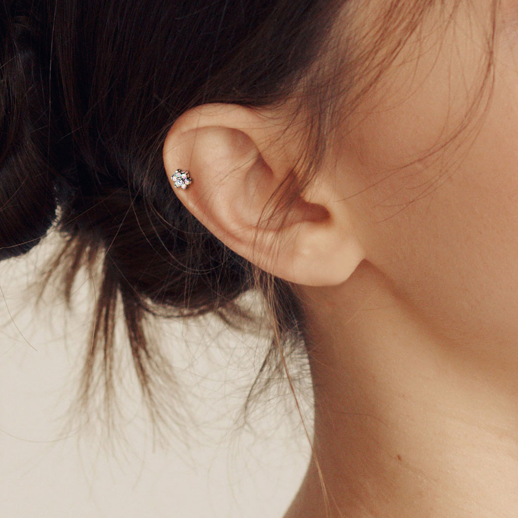 Push-in labret van titanium met bloem van steentjes