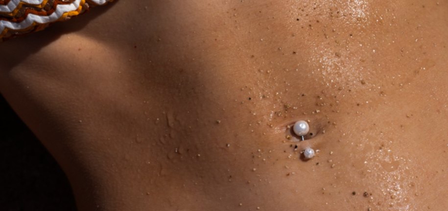 Gids voor het dragen van piercing sieraden op het strand